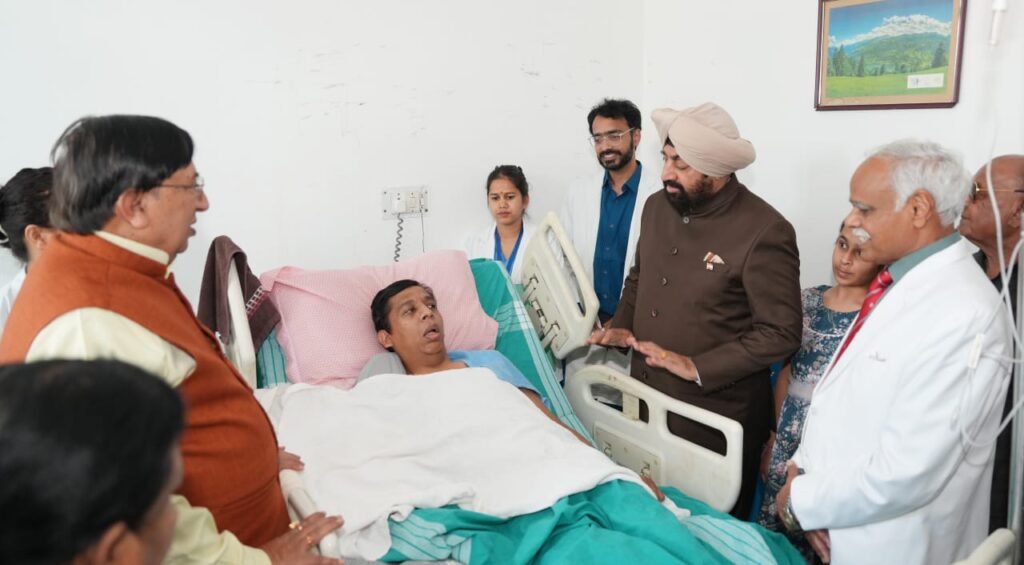 Governor visit Hospital to see former Chief Minister Khanduri