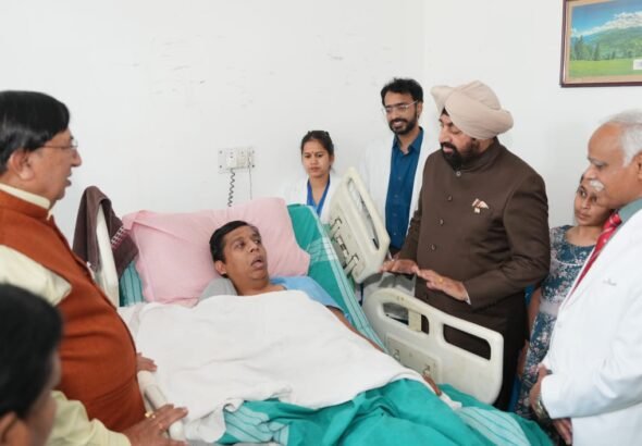 Governor visit Hospital to see former Chief Minister Khanduri