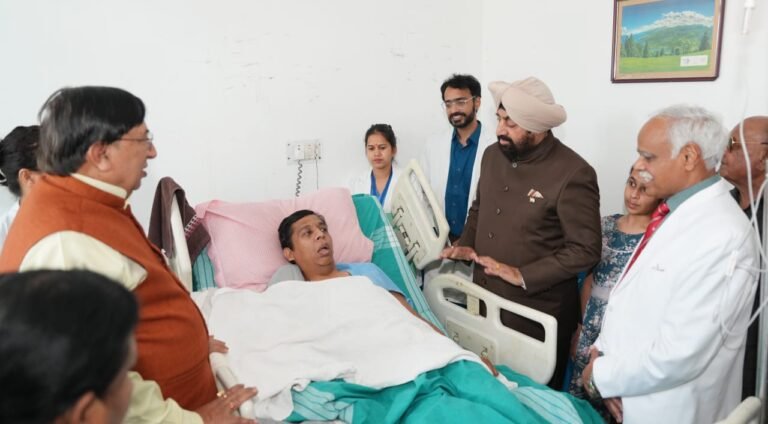 Governor visit Hospital to see former Chief Minister Khanduri
