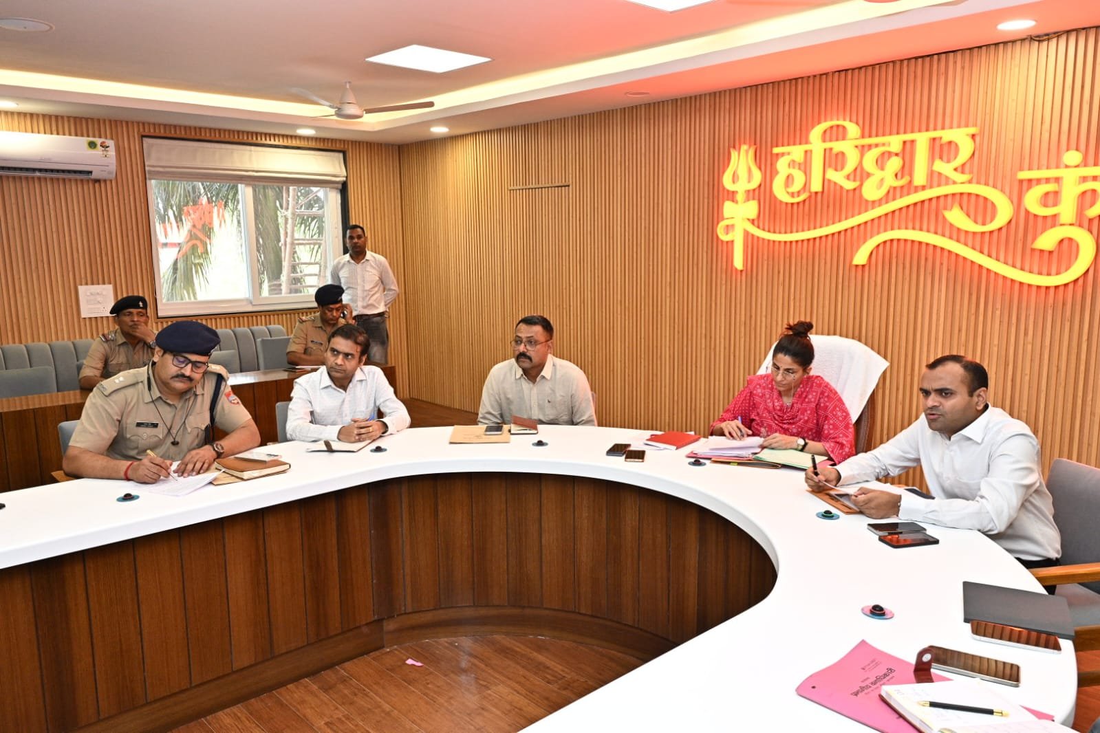 कांवड़ यात्रा के लिए प्रशासन ने शुरू की तैयारियां: मेला नियंत्रण भवन में विभिन्न विभागों की बैठक आयोजित