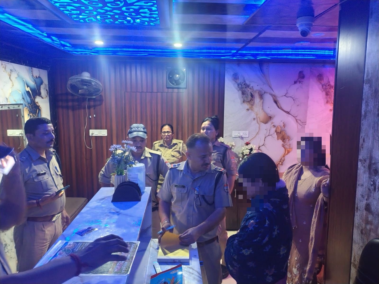 एसएसपी हरिद्वार के निर्देश पर रुड़की पुलिस द्वारा 07 स्पा सेंटरों पर की गई छापेमारी