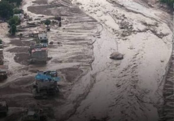 नेपाल के गोरखा जिले में भूस्खलन के बाद बुधी गंडकी नदी में आई अचानक बाढ़ से मकानों और पुलों को नुकसान