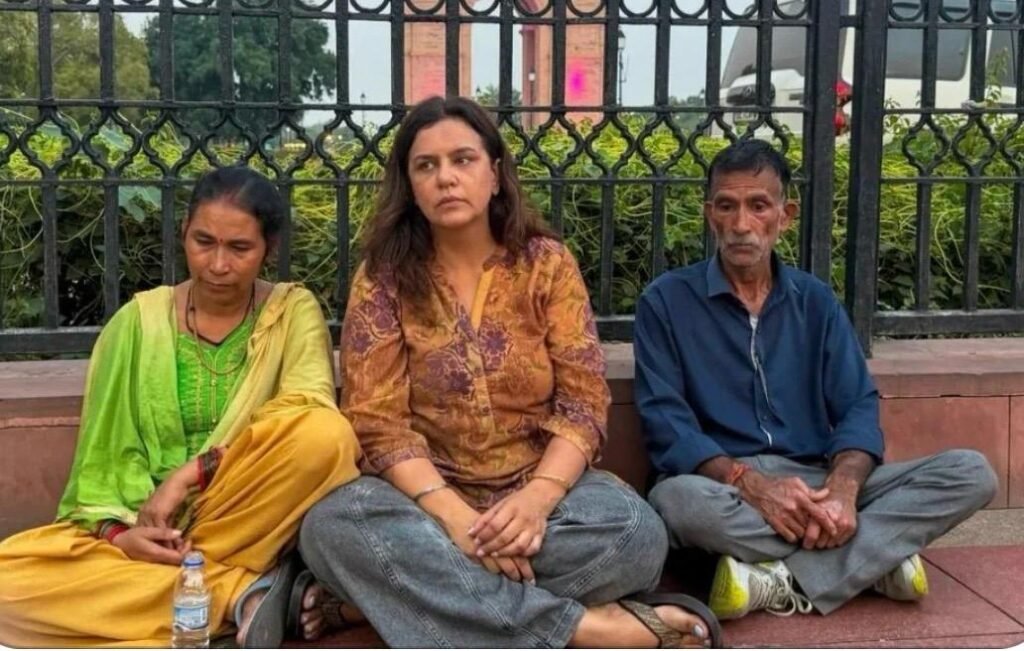 इंडिया गेट पर अंकिता भंडारी को न्याय दिलाने की मांग करते उनके माता-पिता और प्रदर्शनकारी