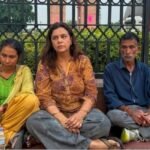 इंडिया गेट पर अंकिता भंडारी को न्याय दिलाने की मांग करते उनके माता-पिता और प्रदर्शनकारी