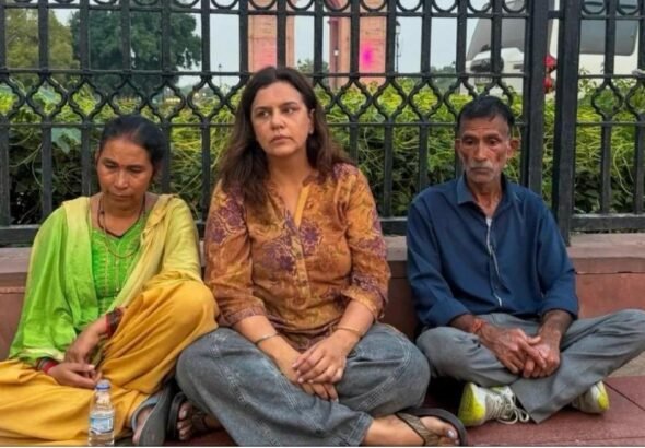 इंडिया गेट पर अंकिता भंडारी को न्याय दिलाने की मांग करते उनके माता-पिता और प्रदर्शनकारी