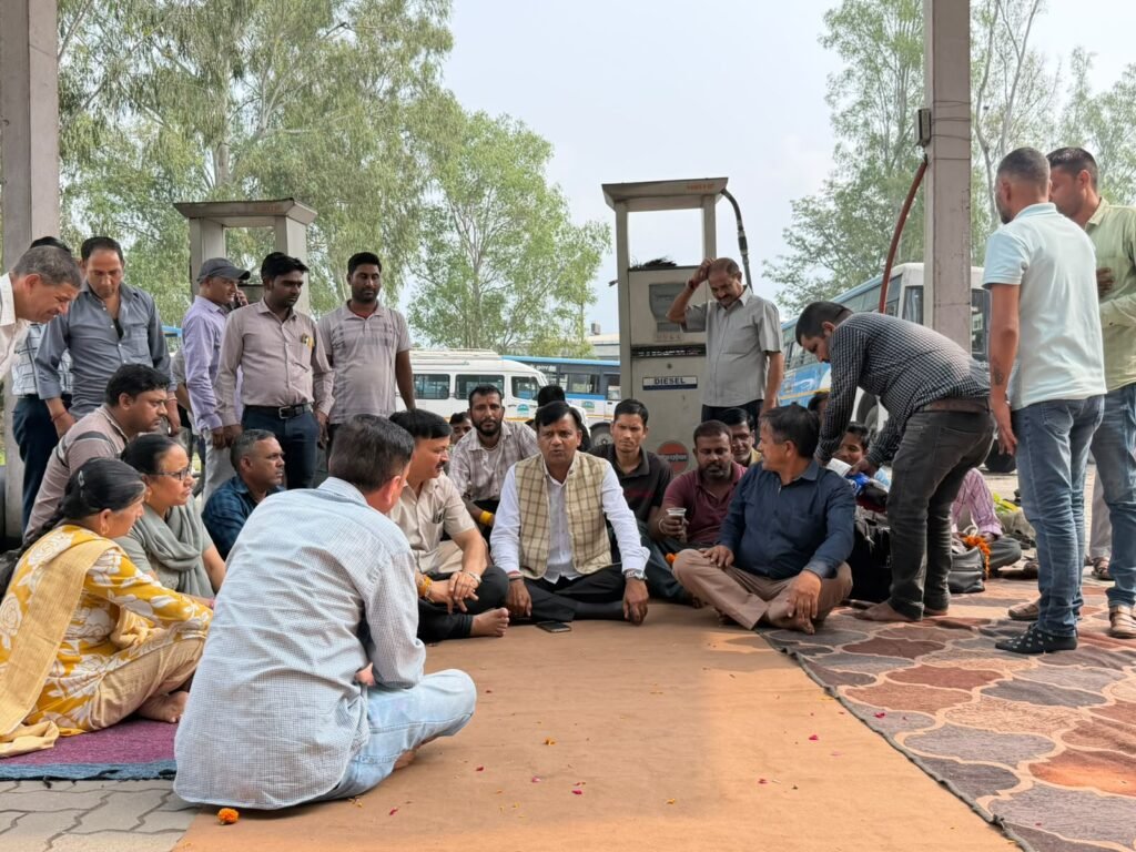 ऋषिकेश में रोडवेज कर्मचारियों के धरने में पवन सैनी ने सुनी कर्मचारियों की समस्याएं