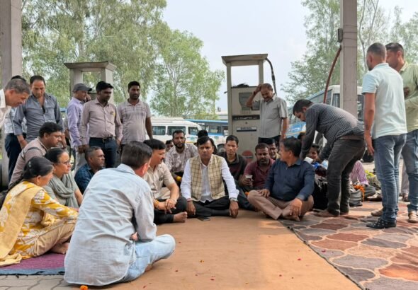 ऋषिकेश में रोडवेज कर्मचारियों के धरने में पवन सैनी ने सुनी कर्मचारियों की समस्याएं