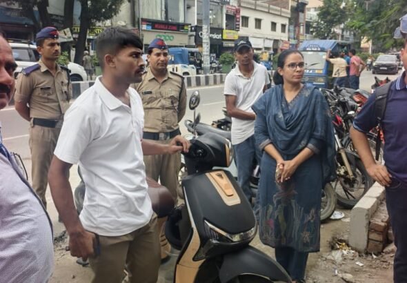 हरिद्वार में बिना RTO पंजीकरण वाली इलेक्ट्रिक स्कूटियों की जांच