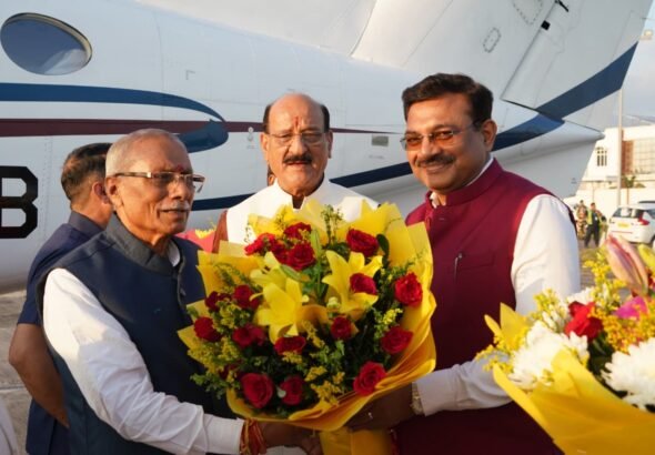 जौलीग्रांट एयरपोर्ट पर उत्तराखंड पहुंचे मनोनीत राज्यपाल डॉ. ढाल सिंह बिसेन