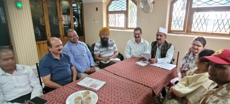 देहरादून में जर्नलिस्ट यूनियन ऑफ उत्तराखंड की बैठक और पत्रकारों के लिए आयोजित मुफ्त हेल्थ चेकअप कैंप