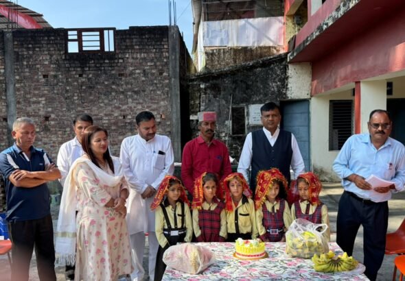 भोगपुर सरस्वती शिशु मंदिर में बच्चों के साथ जन्मदिन मनाते भाजपा नेता पवन सैनी