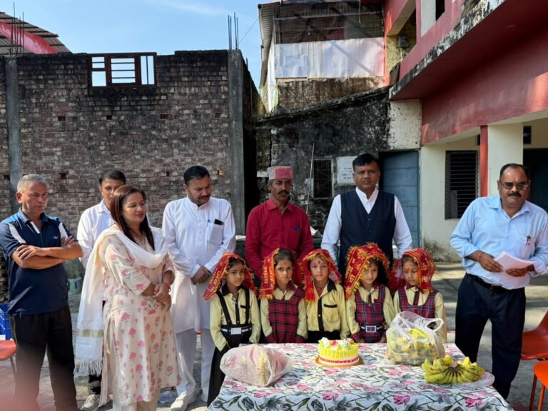 भोगपुर सरस्वती शिशु मंदिर में बच्चों के साथ जन्मदिन मनाते भाजपा नेता पवन सैनी