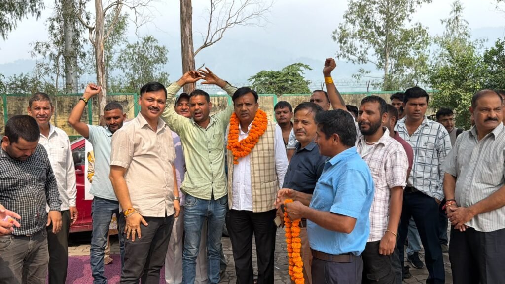 ऋषिकेश में रोडवेज कर्मचारियों के धरने में पवन सैनी ने सुनी कर्मचारियों की समस्याएं