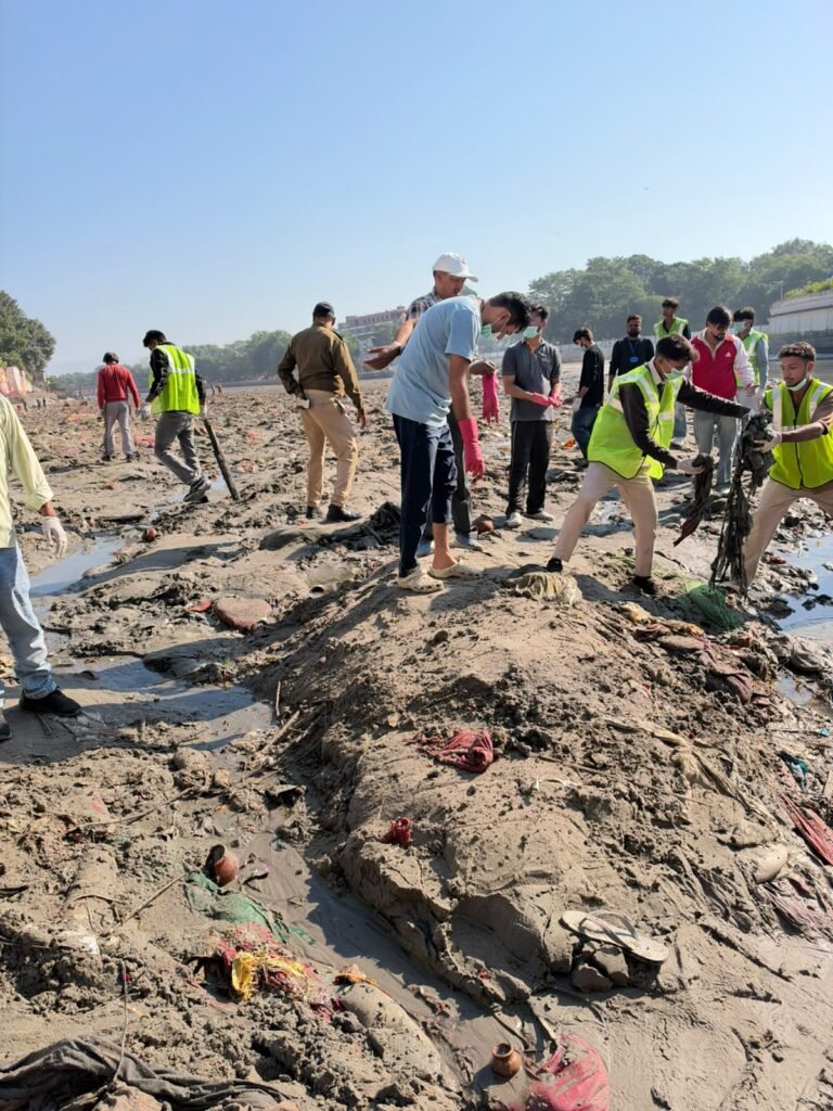हरिद्वार में मायापुर हेड रेगुलेटर पर नगर निगम का महा सफाई अभियान, 8 टन कूड़ा-कचरा हटाया गया