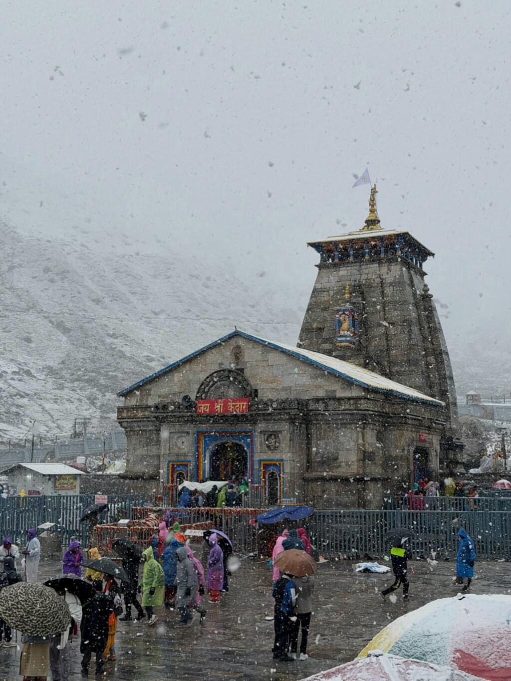 केदारनाथ धाम में बर्फबारी के बीच श्रद्धालुओं की सुरक्षा के लिए तैनात पुलिस और प्रशासनिक टीमें