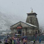 केदारनाथ धाम में बर्फबारी के बीच श्रद्धालुओं की सुरक्षा के लिए तैनात पुलिस और प्रशासनिक टीमें
