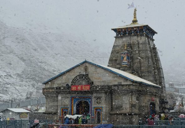 केदारनाथ धाम में बर्फबारी के बीच श्रद्धालुओं की सुरक्षा के लिए तैनात पुलिस और प्रशासनिक टीमें