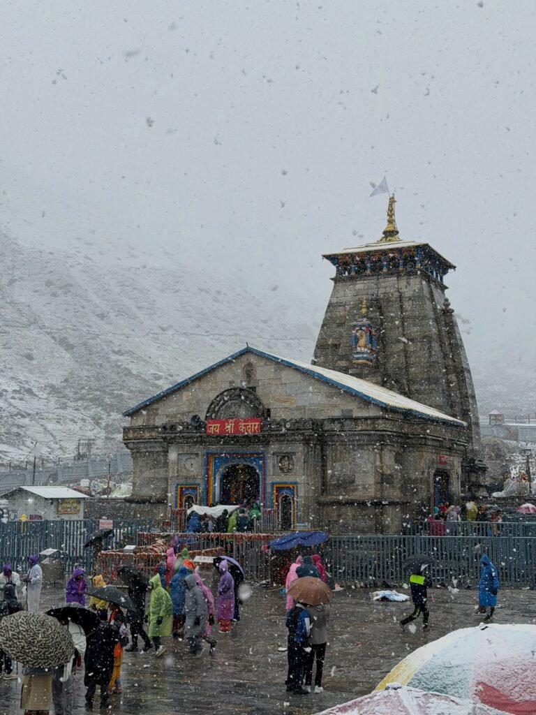 केदारनाथ धाम में बर्फबारी के बीच श्रद्धालुओं की सुरक्षा के लिए तैनात पुलिस और प्रशासनिक टीमें